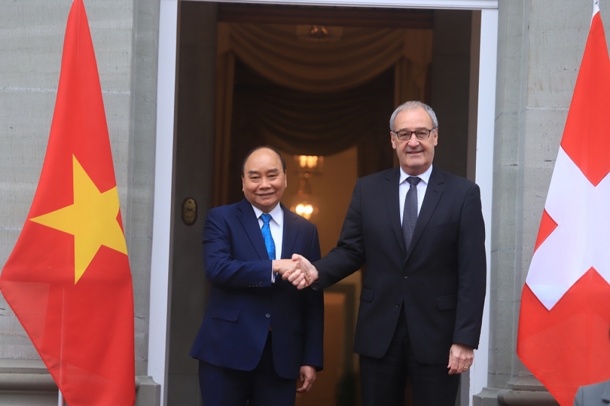 Tổng thống Liên bang Thụy sỹ Guy Parmelin chủ trì lễ đón Chủ tịch nước Việt Nam Nguyễn Xuân Phúc.