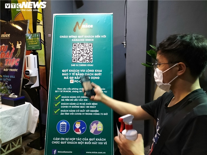 Ngày đầu mở cửa trở lại, quán bar ở TP.HCM chỉ lác đác vài khách.