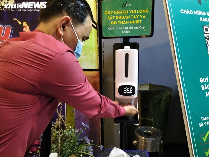 Ngày đầu mở cửa trở lại, quán bar ở TP.HCM chỉ lác đác vài khách.