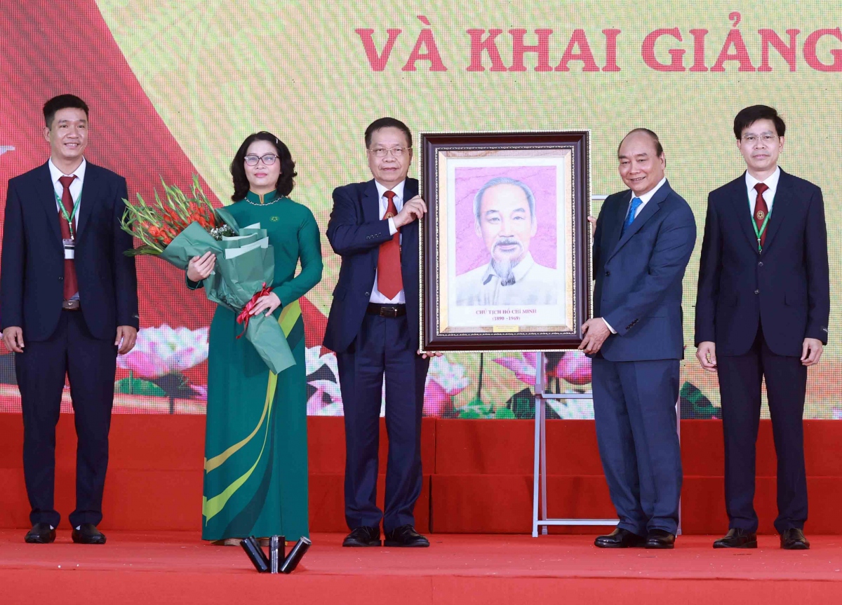 Chủ tịch nước Nguyễn Xuân Phúc trao bức tranh Chủ tịch Hồ Chí Minh cho Học viện Nông nghiệp Việt Nam