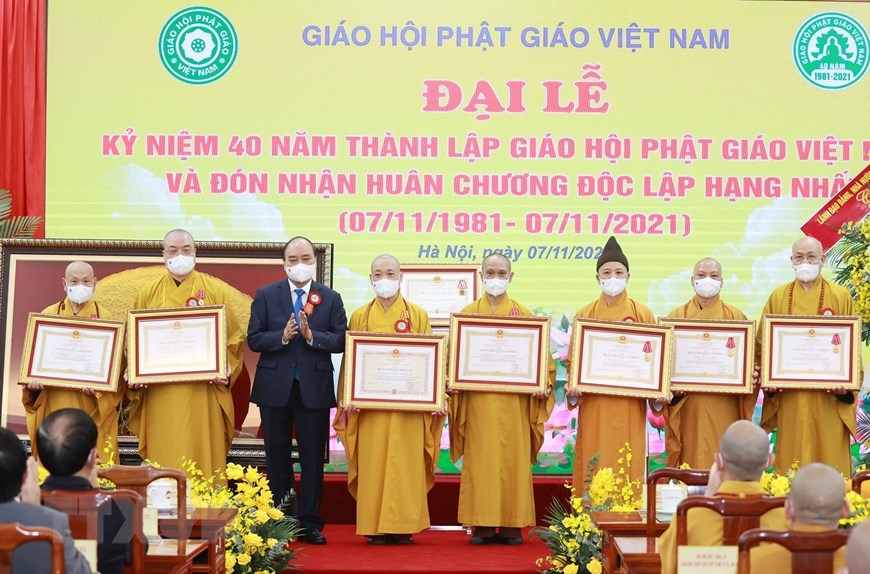 Chủ tịch nước trao tặng Huân chương Lao động hạng Ba đến 3 tập thể và 7 cá nhân có những đóng góp tích cực trong 40 năm qua cùng GHPGVN. (Ảnh: TTXVN)