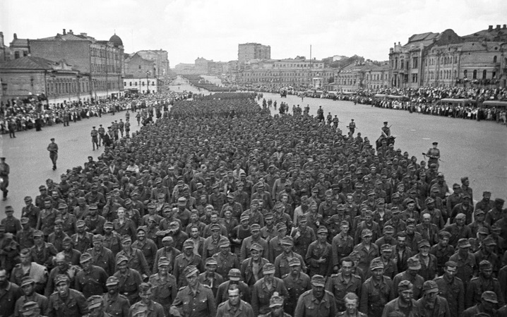 Tù binh Đức diễu hành trên đường phố Moskva (Nga) vào năm 1944. Ảnh: Sputnik.