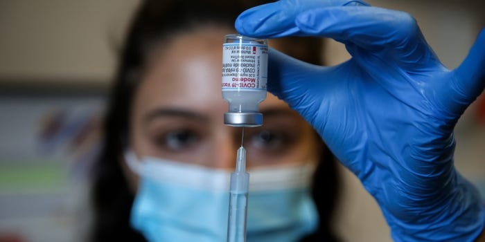 Nhân viên y tế chuẩn bị vaccine ngừa Covid-19 của Moderna. Ảnh: Getty