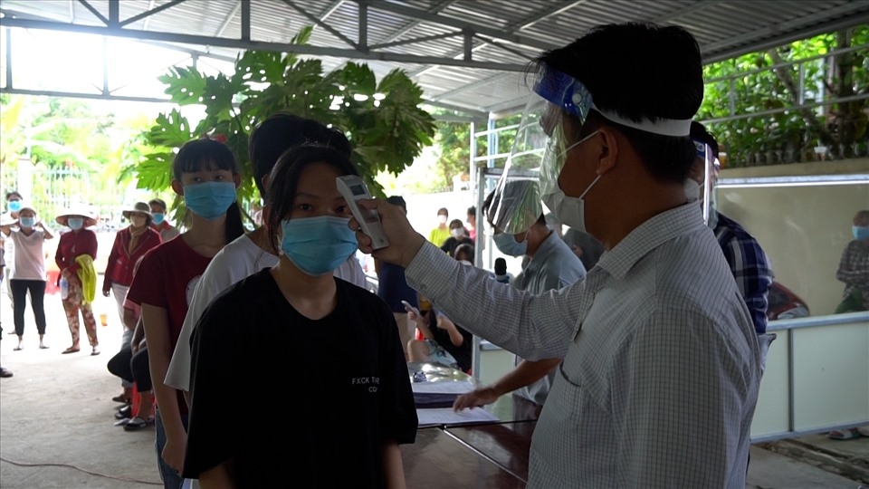hau giang starts vaccination for 70,000 children against covid-19 picture 2
