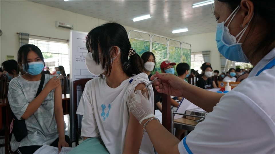 hau giang starts vaccination for 70,000 children against covid-19 picture 6