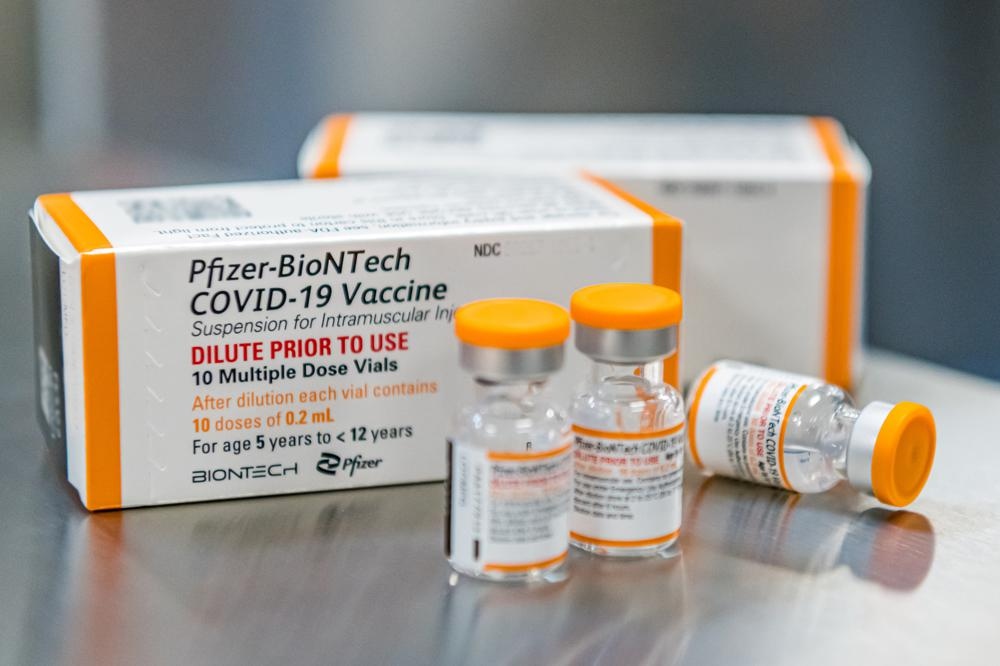 cdc my chap thuan tiem vaccine ngua covid-19 cua pfizer cho tre 5-11 tuoi hinh anh 1