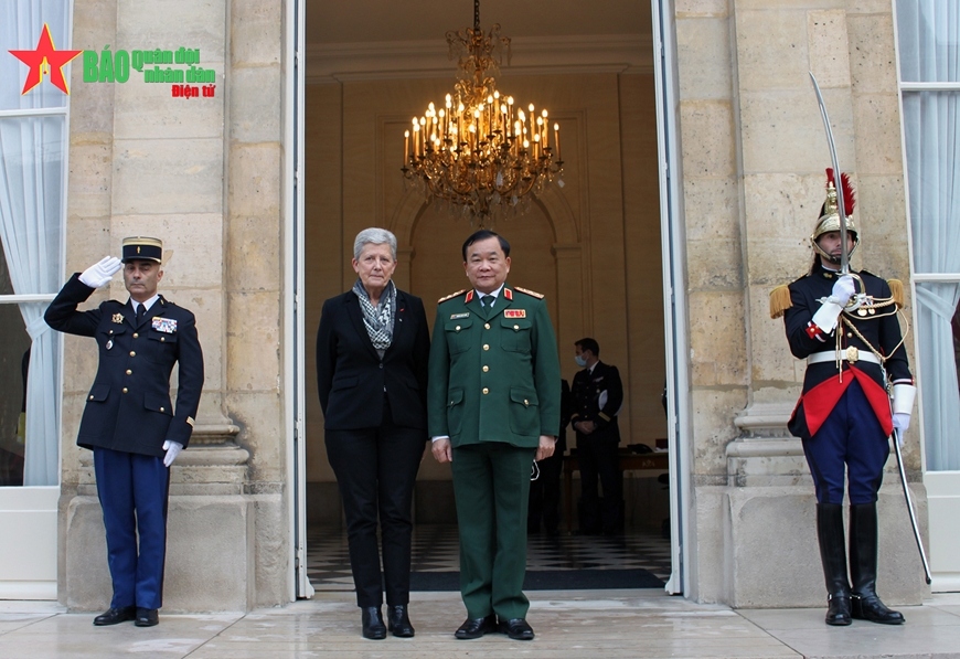 Minister Delegate Geneviève Darrieussecq (L) welcomes Deputy Minister Hoang Xuan Chien in Paris on November 4 before their talks. (Photo: qdnd.vn)
