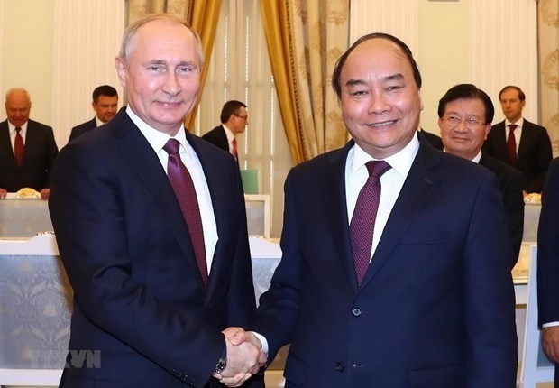 Then Prime Minister Nguyen Xuan Phuc (R) shakes hands with Russian President Vladimir Putin. (Photo: VNA)