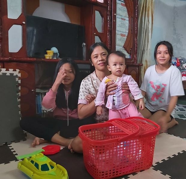 Gia đình chị Dương Thị Mai cũng có 3 con nhỏ. Do vậy, hai vợ chồng phải thay nhau vừa đi làm vừa ở nhà trông con.