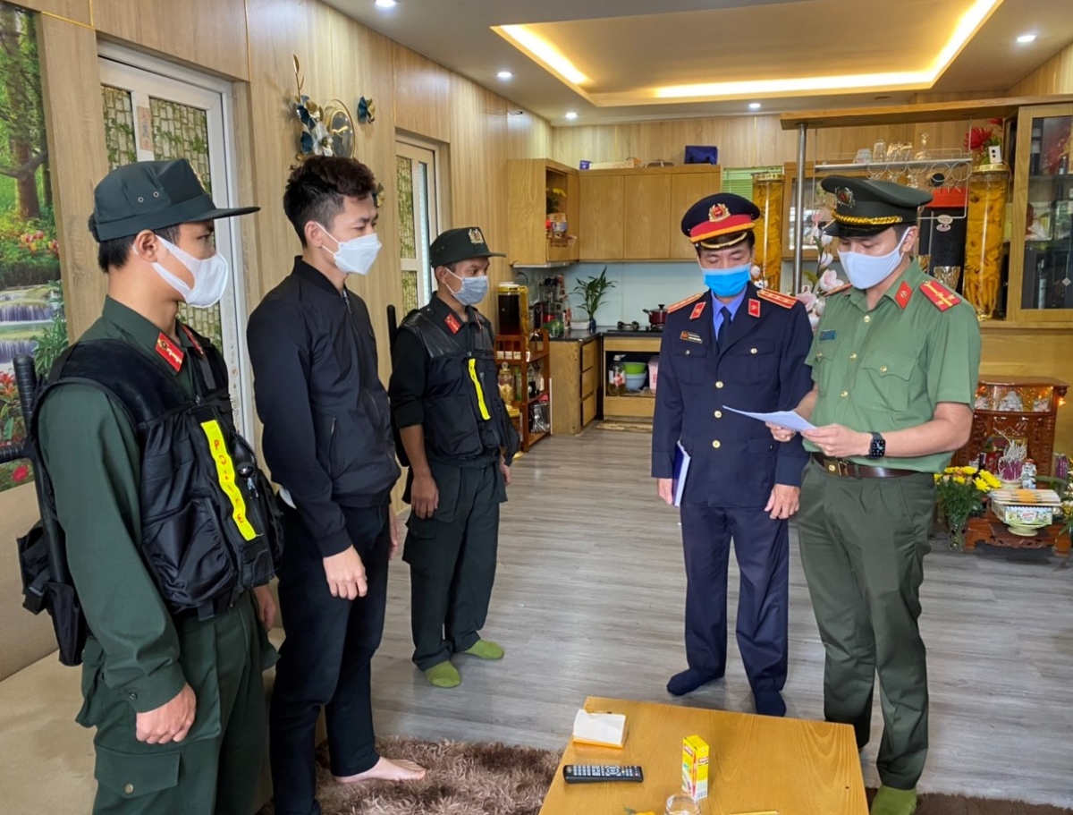 Cơ quan An ninh điều tra Công an tỉnh Thừa Thiên Huế tống đạt quyết định khởi tố, bắt giữ Nguyễn Tiến Đường.
