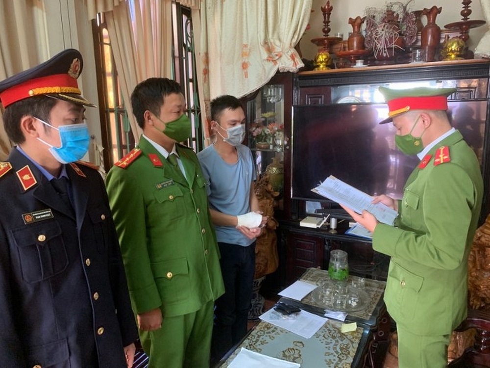 Cơ quan Cảnh sát điều tra Công an tỉnh thông báo lệnh bắt tạm giam Phạm Duy Khánh về hành vi lừa đảo chiếm đoạt tài sản (Ảnh: Công an Quảng Bình)