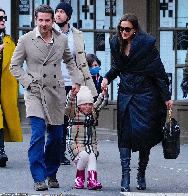 irina shayk va tinh cu bradley cooper vui ve dua con gai di choi giua tin don tai hop hinh anh 1