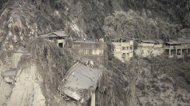 Cây cầu nối vào huyện Lumajang bị sập đổ CNN Indonesia.