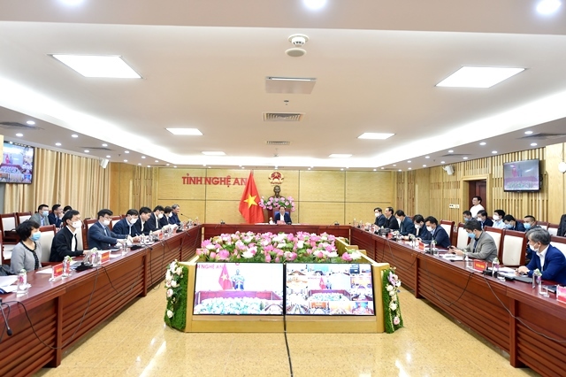 Các đại biểu tại dự Hội nghị giao ban trực tuyến về tình hình thực hiện một số đoạn cao tốc Bắc-Nam phía Đông tại Nghệ An
