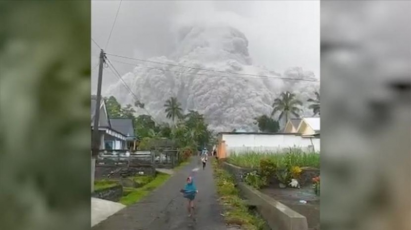 Khoảnh khắc núi lửa Semeru phun trào. (Ảnh cắt từ Clip)