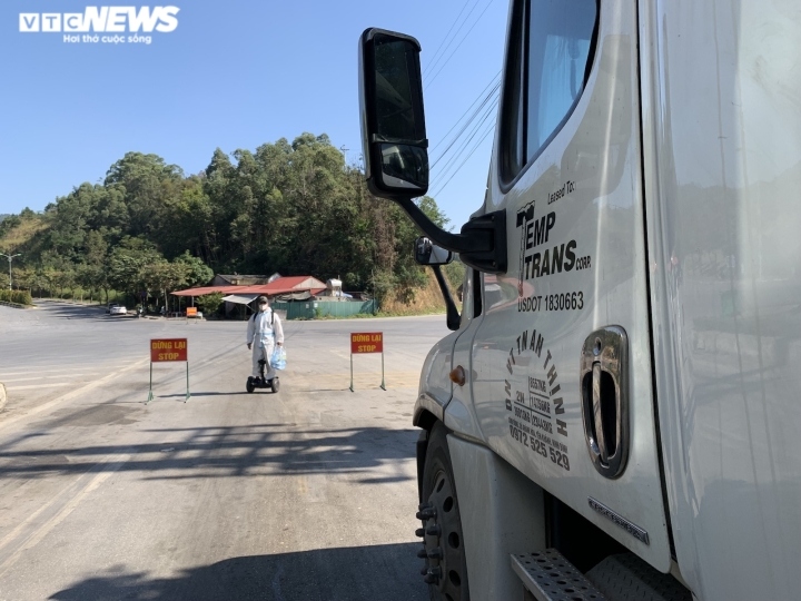 container hang hoa un tac o cua khau lang son, tai xe va vat cho doi hinh anh 12