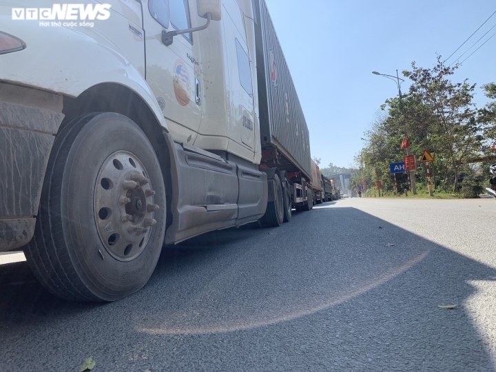 container hang hoa un tac o cua khau lang son, tai xe va vat cho doi hinh anh 14