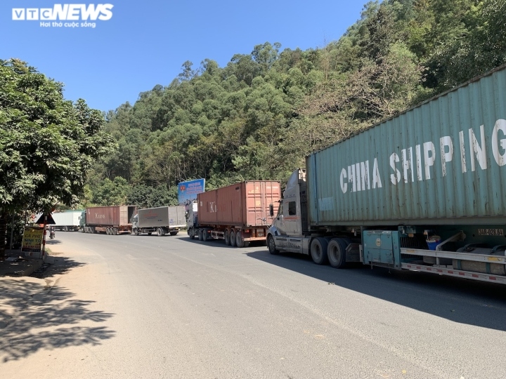 container hang hoa un tac o cua khau lang son, tai xe va vat cho doi hinh anh 1