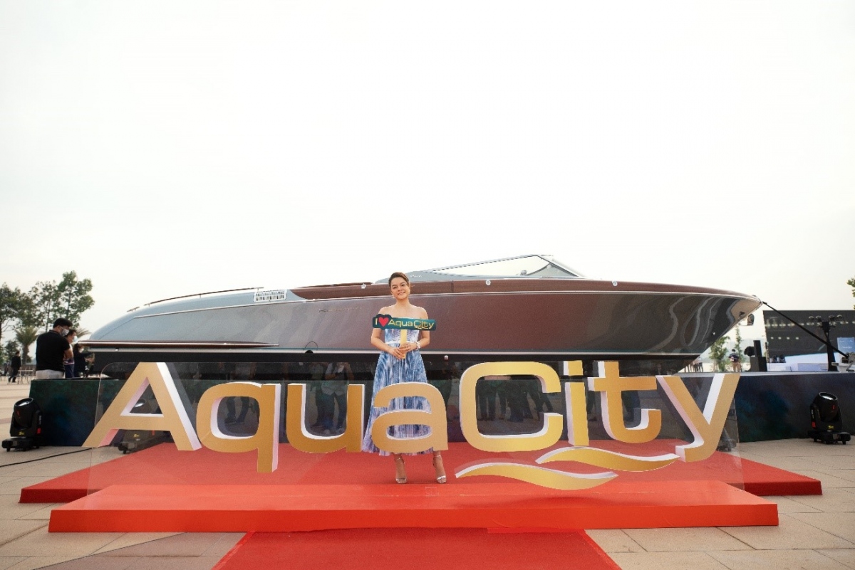 Phạm Quỳnh Anh rạng rỡ tham dự sự kiện bàn giao du thuyền Riva Aquariva Super vào ngày 4/12 tại khu đô thị sinh thái thông minh Aqua City.