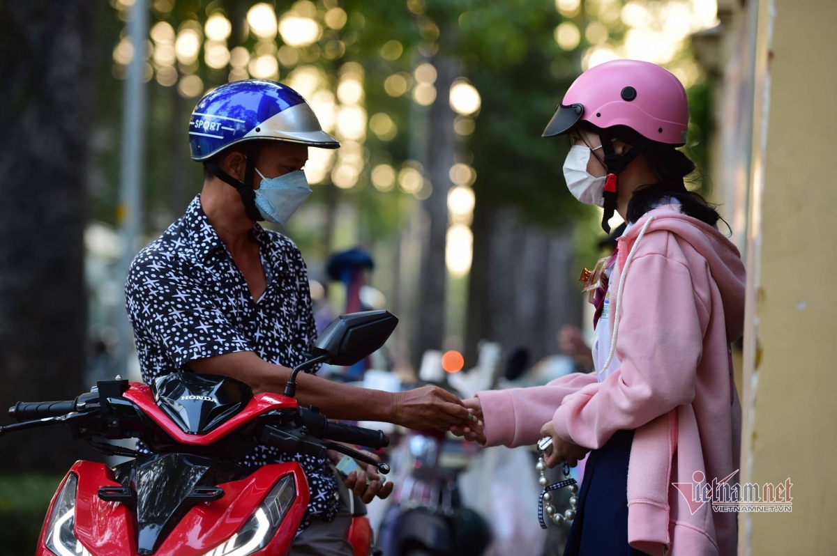 Many students are taken to school on the back of their parents’ motorbikes, while some others choose to cycle instead.