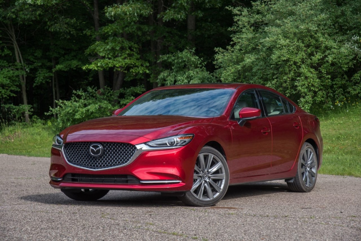 Mazda6 là một trong những mẫu sedan cỡ trung hấp dẫn hơn trên thị trường. Mazda6 có thể không còn quá mới mẻ nhưng nó vẫn là một chiếc sedan có thiết kế đẹp và thú vị khi lái. Động cơ 187 mã lực mang lại phản hồi nhanh hơn và khung gầm được thiết kế tốt hơn một chiếc sedan được thiết kế để chuyên chở năm hành khách một cách thoải mái. Phiên bản tiêu chuẩn thậm chí còn được trang bị kiểm soát hành trình thích ứng, đèn pha LED tự động cân bằng, điều hòa khí hậu 2 vùng và nút đề khởi động.