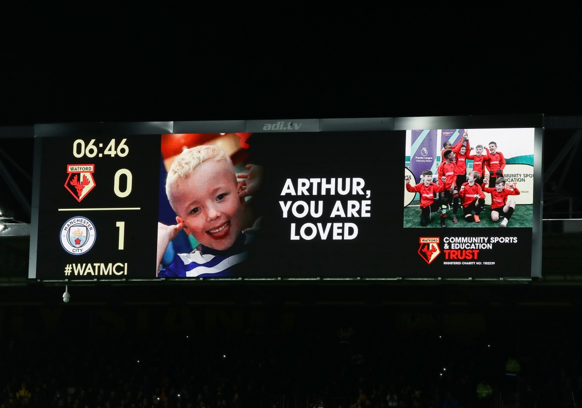 Trận đấu giữa Watford và Man City gửi thông điệp tưởng nhớ Arthur. (Ảnh: Reuters)
