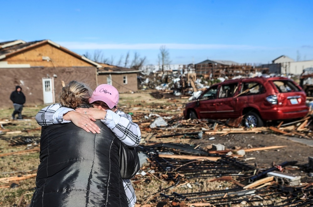 Người dân ôm nhau động viên giữa khung cảnh hoang tàn ở trung tâm thành phố Mayfield, bang Kentucky. Ảnh: AP