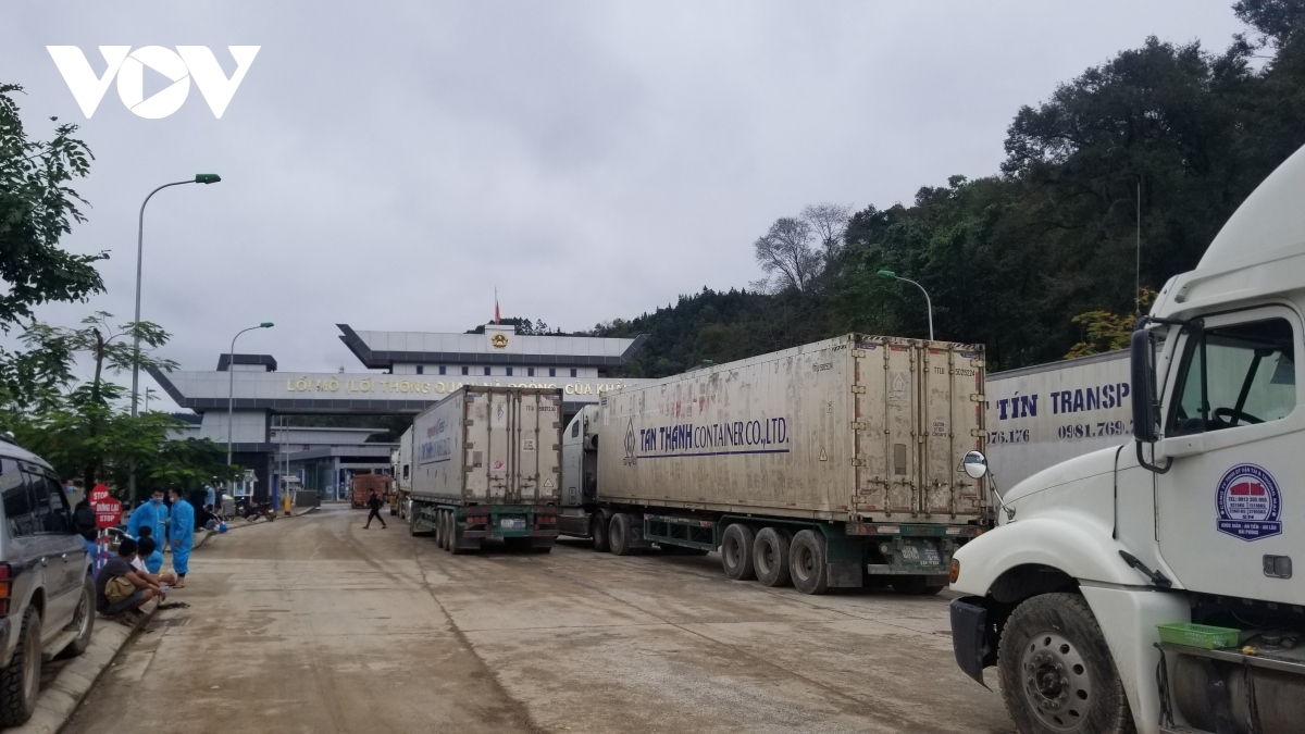 Xe hàng hóa chờ thông quan tại khu vực cửa khẩu Trà Lĩnh (tỉnh Cao Bằng).