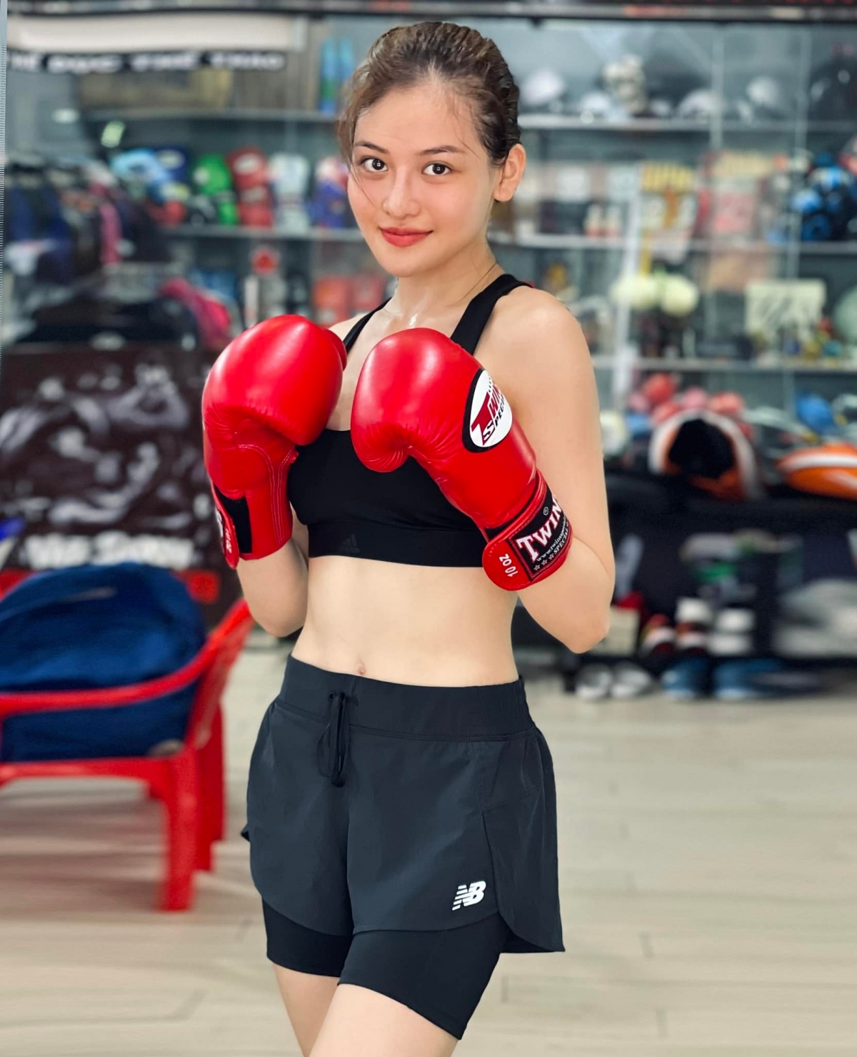 dien vien thuy anh dien bo canh ruc lua, noi bat tai hop bao the champion hinh anh 2