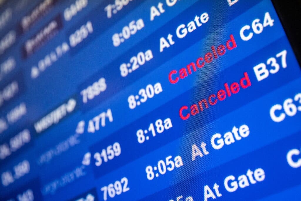 Hàng nghìn chuyến bay bị hủy ở Mỹ do biến thể Omicron (Ảnh: Reuters)