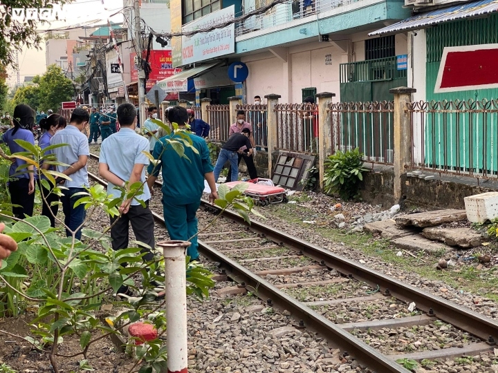 va vao tau hoa, nguoi phu nu bi keo le hon 100m hinh anh 2