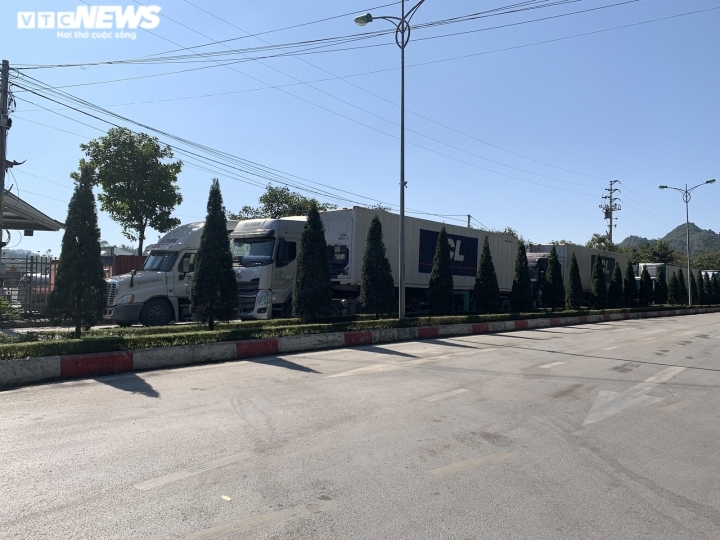 container hang hoa un tac o cua khau lang son tai xe va vat cho doi