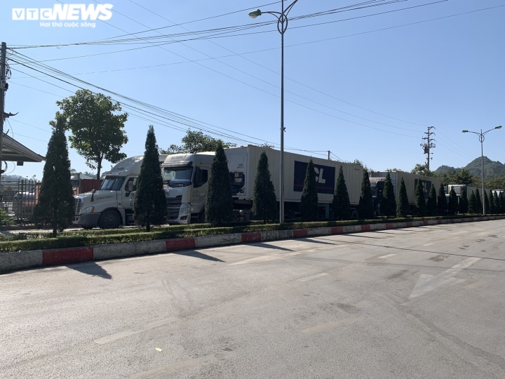 container hang hoa un tac o cua khau lang son, tai xe va vat cho doi hinh anh 2