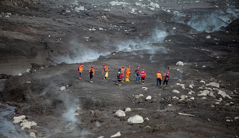 Tìm kiếm nạn nhân vụ phun trào núi lửa. (Nguồn: Inews)