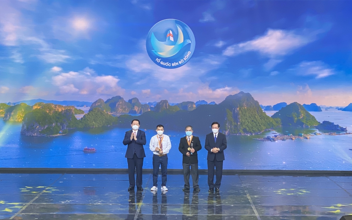 Phó Thủ tướng Phạm Bình Minh dự lễ trao giải cuộc thi ảnh “Tổ quốc bên bờ sóng