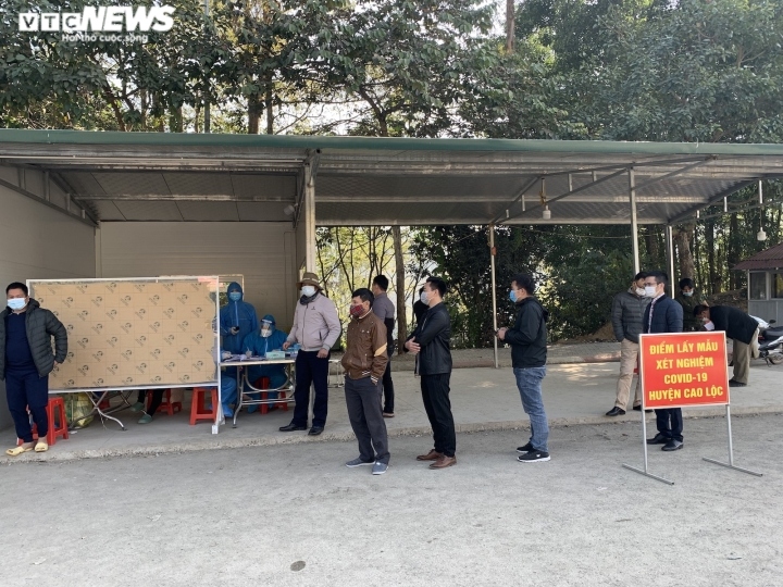 container hang hoa un tac o cua khau lang son, tai xe va vat cho doi hinh anh 3