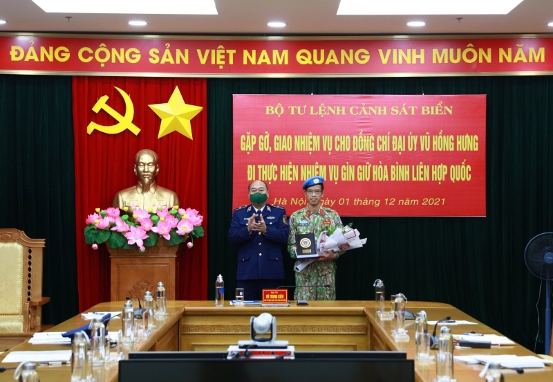 Thủ trưởng Bộ Tư lệnh Cảnh sát biển tặng hoa cho Đại úy Vũ Hồng Hưng