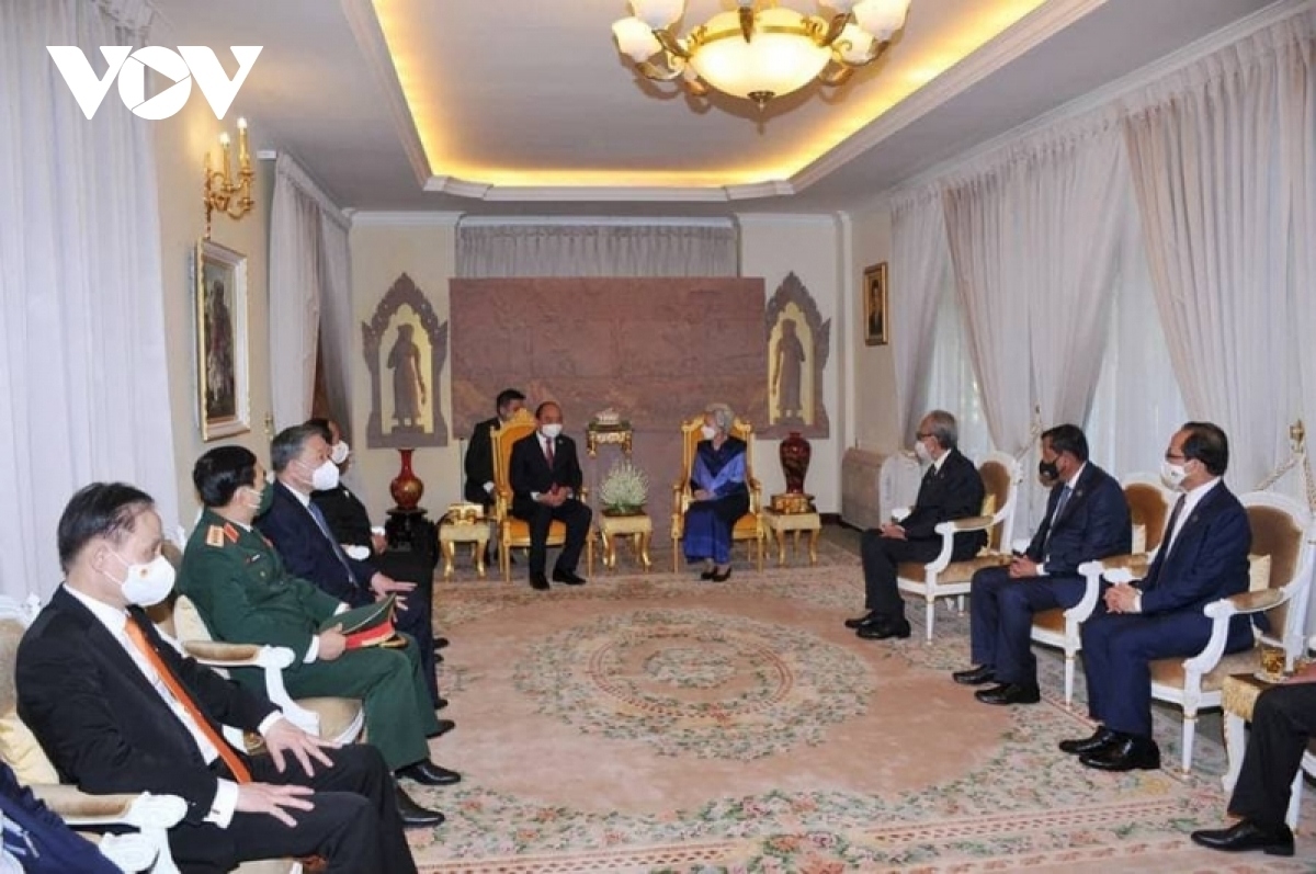 Chủ tịch nước Nguyễn Xuân Phúc và Đoàn đại biểu cấp cao Nhà nước Việt Nam đã đến thăm Hoàng Thái hậu Norodom Monineath Sihanouk.