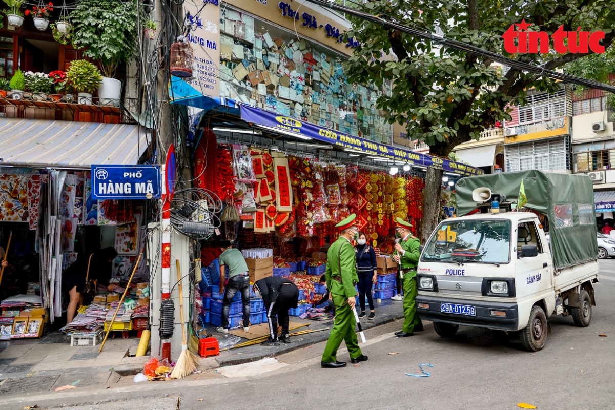 ha noi tang cuong cac bien phap phong dich quanh khu vuc ho guom truoc dem noel hinh anh 3