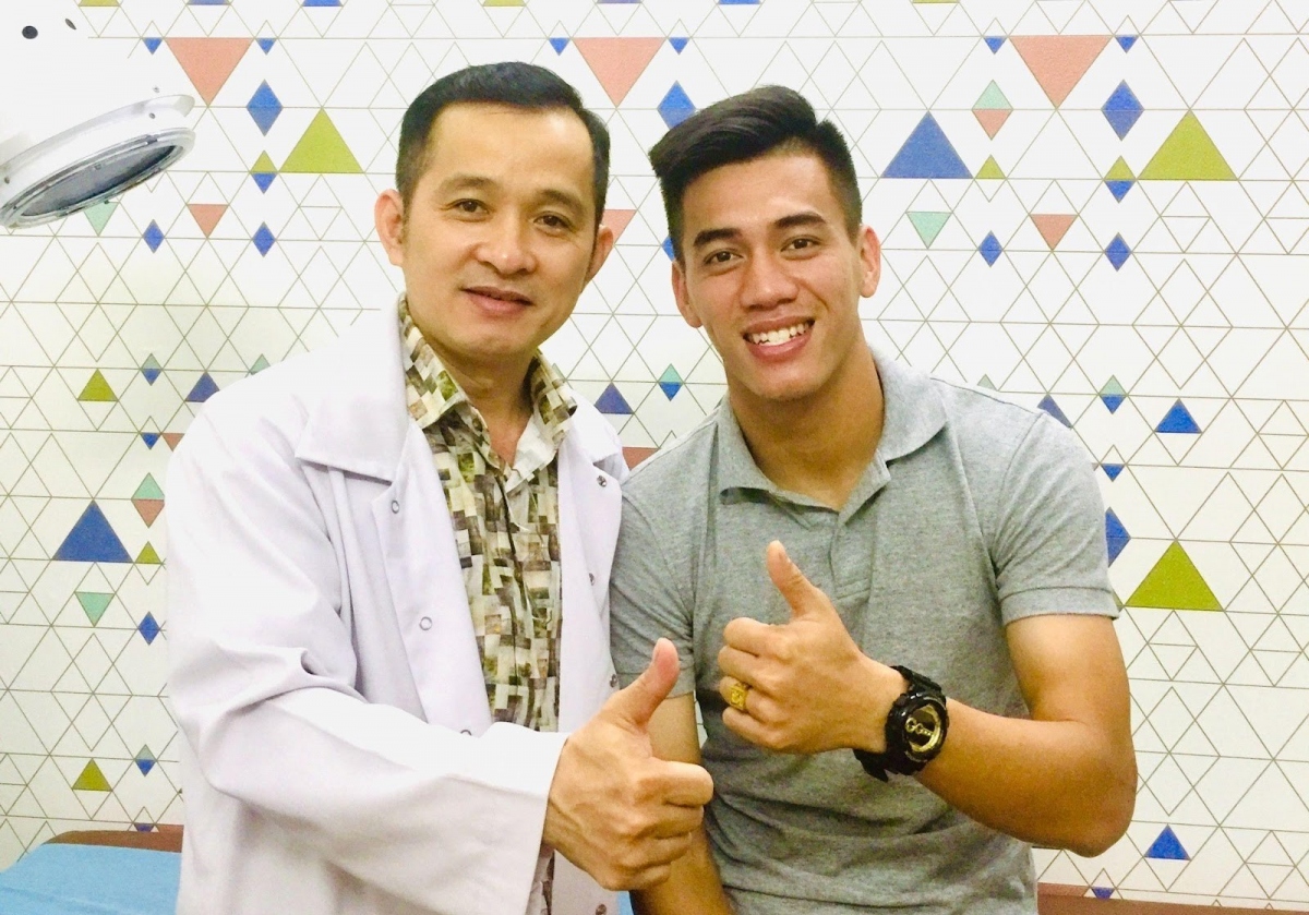 Bác sĩ Trương Công Dũng thăm khám cho cầu thủ Tiến Linh sau 1 trận đấu.