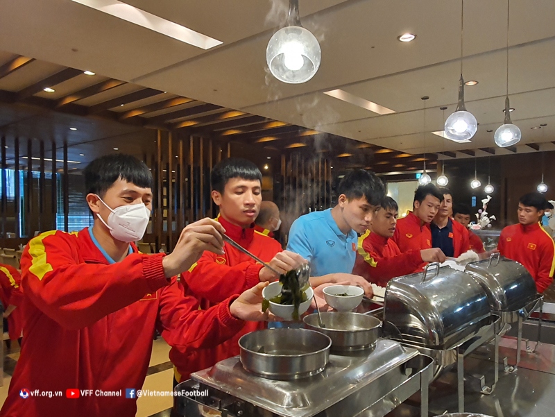 Các cầu thủ nạp lại năng lượng. (Ảnh: VFF)