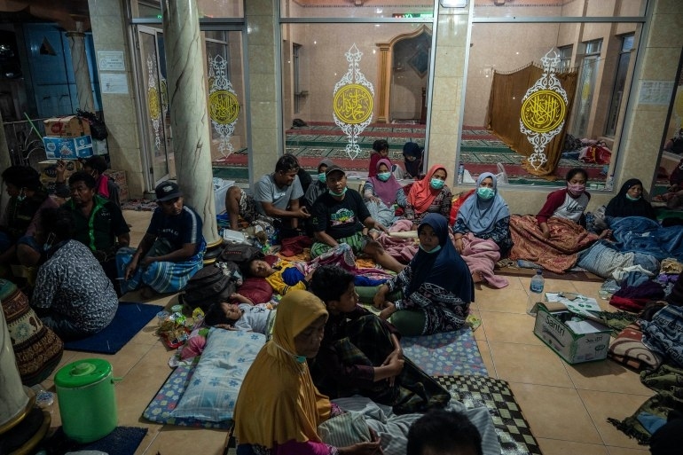 Người dân di tản trong một nhà thờ Hồi giáo. (Nguồn: Al Jazeera)
