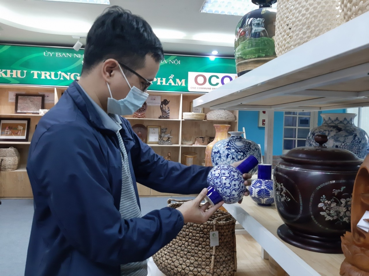 hanoi hosts exhibition on handicrafts and ocop products picture 1