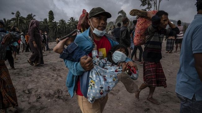 Người dân Lumajang di tản. (Nguồn: CNN Indonesia)