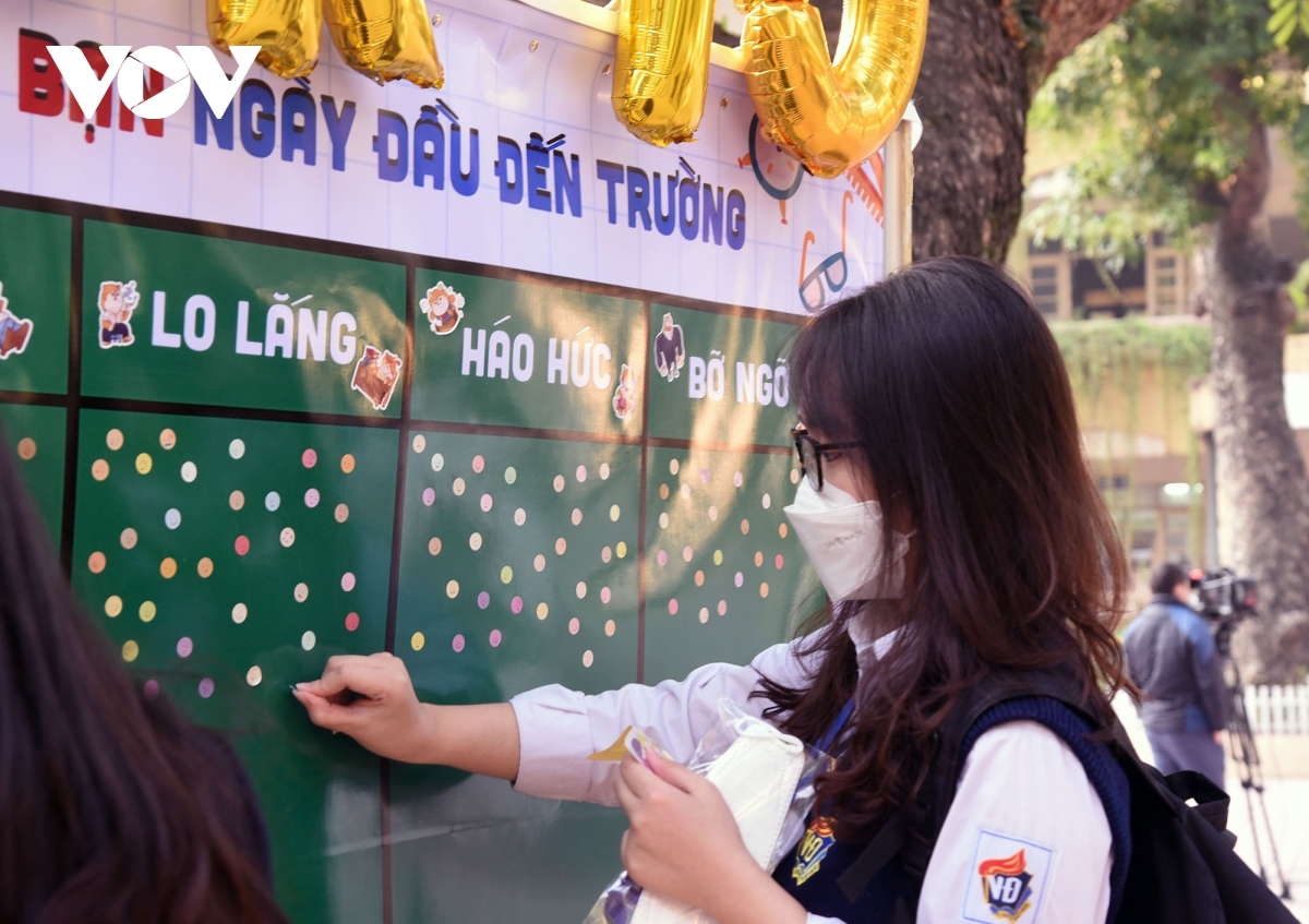 12th graders return to school in hanoi picture 4
