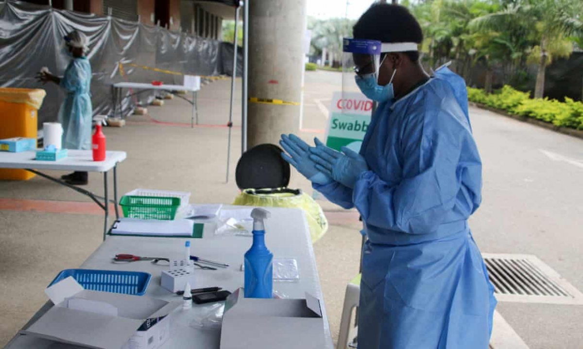 Nhân viên y tế tại một địa điểm xét nghiệm SARS-CoV-2 ở Port Moresby, Papua New Guinea. Ảnh: AFP