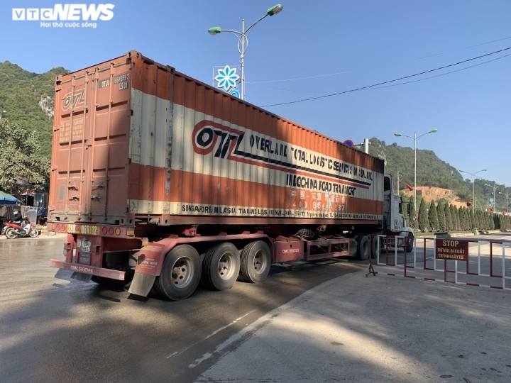 container hang hoa un tac o cua khau lang son tai xe va vat cho doi