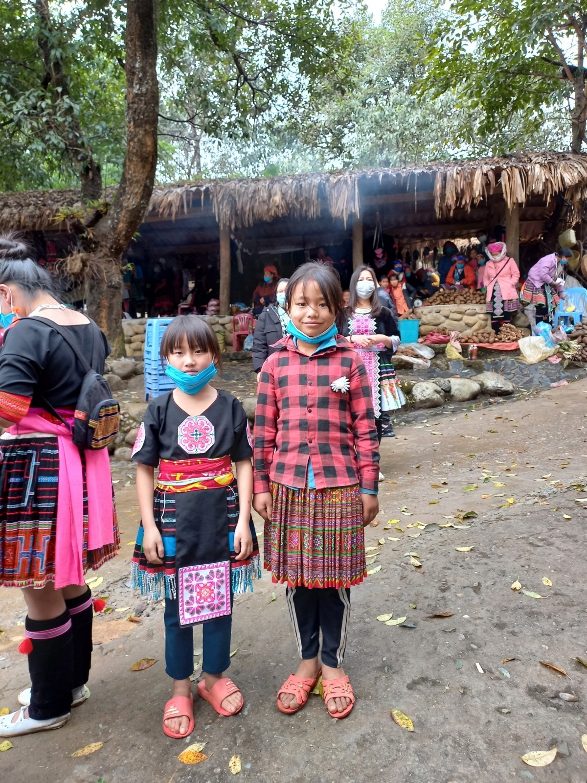 Những em bé trong bản với bộ trang phục dân tộc rực rỡ sắc màu tại chợ phiên Sin Suối Hồ.