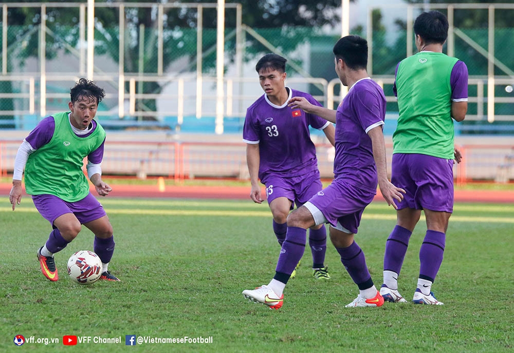 vietnam back training in preparation for indonesia clash picture 5