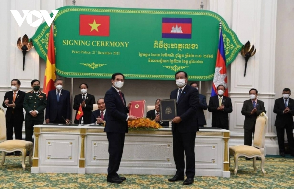 Chủ tịch nước Nguyễn Xuân Phúc và Thủ tướng Hun Sen đã cùng chứng kiến Lễ ký kết 7 văn kiện hợp tác giữa hai Chính phủ và các Bộ, ngành hai nước, trong đó có Biên bản Kỳ họp lần thứ 19 Uỷ ban hỗn hợp Việt Nam-Campuchia.